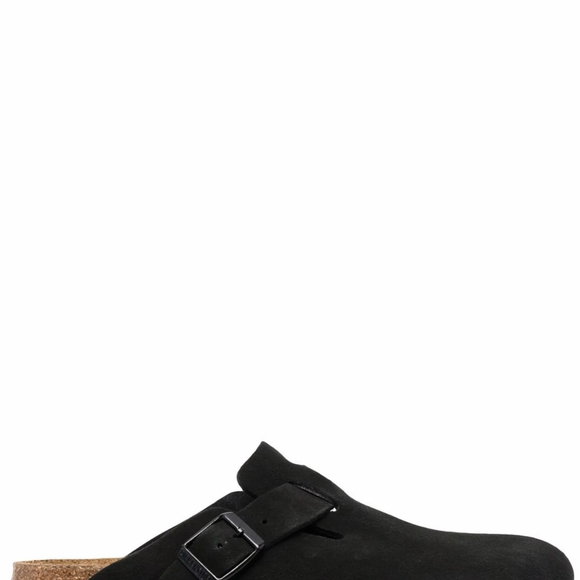 O clássico clog Boston, da Birkenstock, combina acabamento premium e design atemporal para quem busca um visual sofisticado nos dias frios