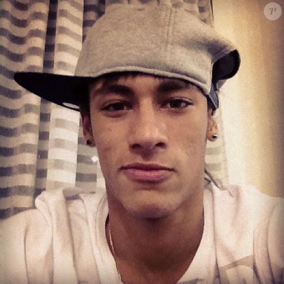 Neymar também tinha como marca registrada os brincos brilhantes nas duas orelhas