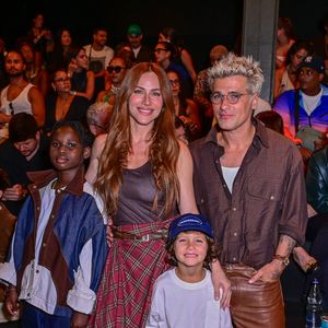 Giovanna Ewbank, Bruno Gagliasso, Bless e Zyan acompanharam a passagem de Titi da primeira fila