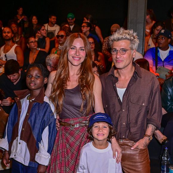 Giovanna Ewbank, Bruno Gagliasso, Bless e Zyan acompanharam a passagem de Titi da primeira fila