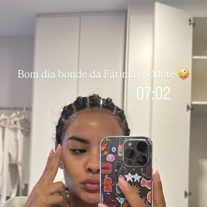 Já nesta quarta (07), a atriz voltou a destacar o novo visual com um recado envolvendo a novela