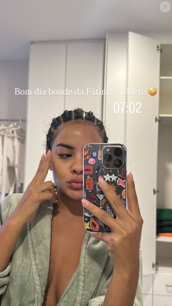 Já nesta quarta (07), a atriz voltou a destacar o novo visual com um recado envolvendo a novela