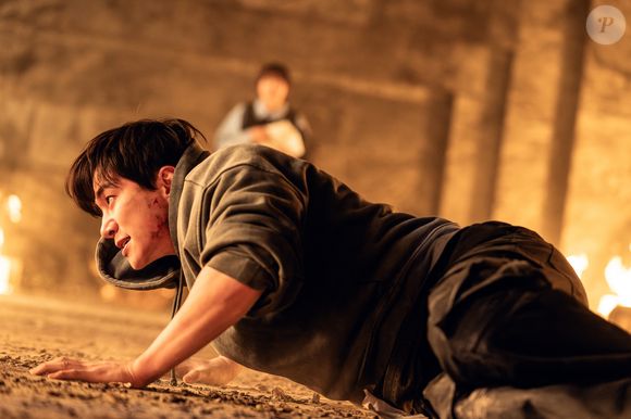 'Cashero' acompanha um jovem comum que descobre ter super-poderes, mas com um custo inusitado para usá-los