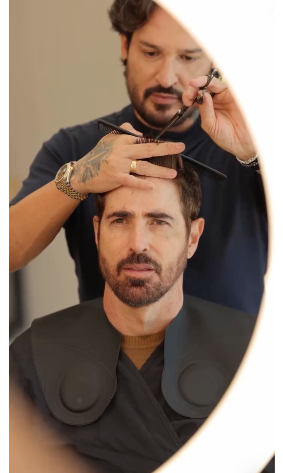 Com a ajuda do visagista Robson Souza, Reynaldo Gianecchini radicalizou seu visual e surgiu com o cabelo e barba tingidos de castanho
