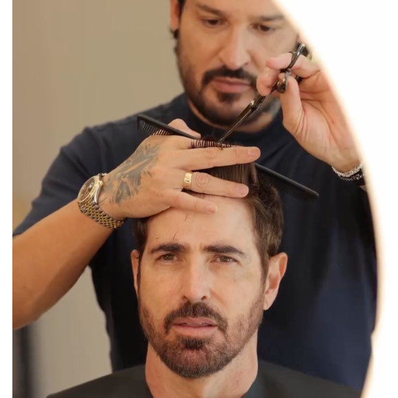 Com a ajuda do visagista Robson Souza, Reynaldo Gianecchini radicalizou seu visual e surgiu com o cabelo e barba tingidos de castanho
