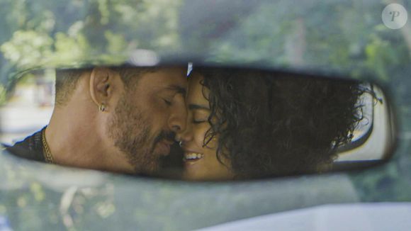 Afonso (Humberto Carrão) flagrou Maria de Fátima (Bella Campos) e César (Cauã Reymond) na cama na novela 'Vale Tudo'