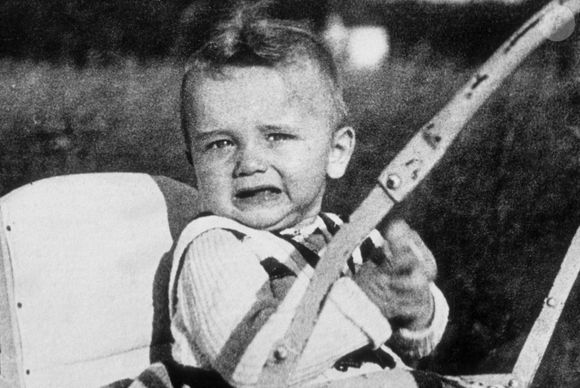Este é Arnold Schwarzenegger quando criança, logo nos seus primeiros anos de vida