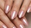 Para quem quer substituir o branco por uma opção igualmente elegante, o rosa metalizado aparece como aposta certeira. O brilho transforma a tonalidade suave em uma manicure moderna e cheia de personalidade