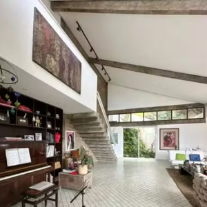 O local ainda dispõe de edícula com espaço gourmet e churrasqueira, além de sauna, espaço fitness e banheiro de apoio, formando um verdadeiro refúgio particular voltado ao conforto e à qualidade de vida.