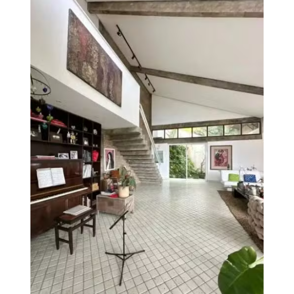 O local ainda dispõe de edícula com espaço gourmet e churrasqueira, além de sauna, espaço fitness e banheiro de apoio, formando um verdadeiro refúgio particular voltado ao conforto e à qualidade de vida.