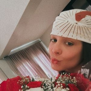 Maiara começou seu dia ganhando um buquê de flores do namorado e se declarando para ele