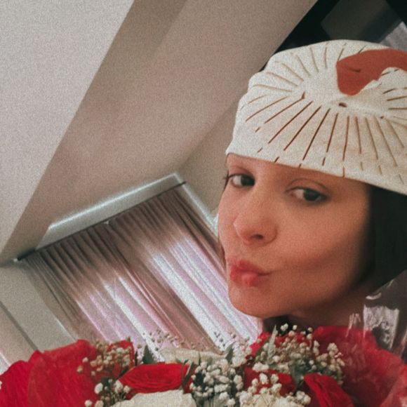 Maiara começou seu dia ganhando um buquê de flores do namorado e se declarando para ele