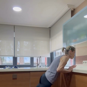 Para fazer estas flexões de tríceps inclinadas, escolha uma parede e coloque as mãos na altura do peito e na largura dos ombros