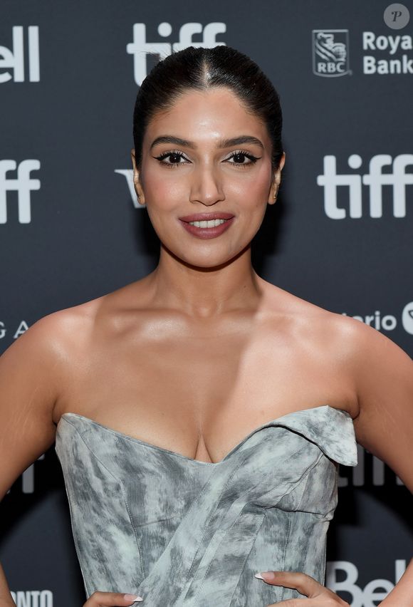 Bhumi Pednekar também tem alguns segredos fáceis de copiar: ela aplica óleo de argan na pele, vitamina E e uma máscara caseira de mel, cúrcuma e leite