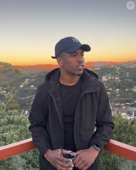 Henrique Silva, conhecido como Fontinnele, relatou que o grupo estava "doidão" e que a confusão envolveu seguranças e a polícia local