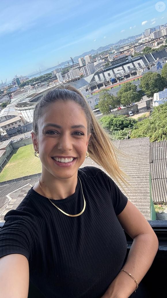 Duda Dalponte cobria a multidão que se aglomerava para se despedir da equipe do Flamengo, que embarca para a final da Libertadores, no Peru