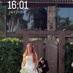 Para seu casamento, Viih Tube escolheu um vestido com alça regata e saia com aplicações de flores