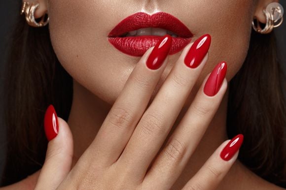 Quem ama um visual clássico pode apostar sem medo nas unhas combinando em vermelho e nude, combinação que nunca sai de moda