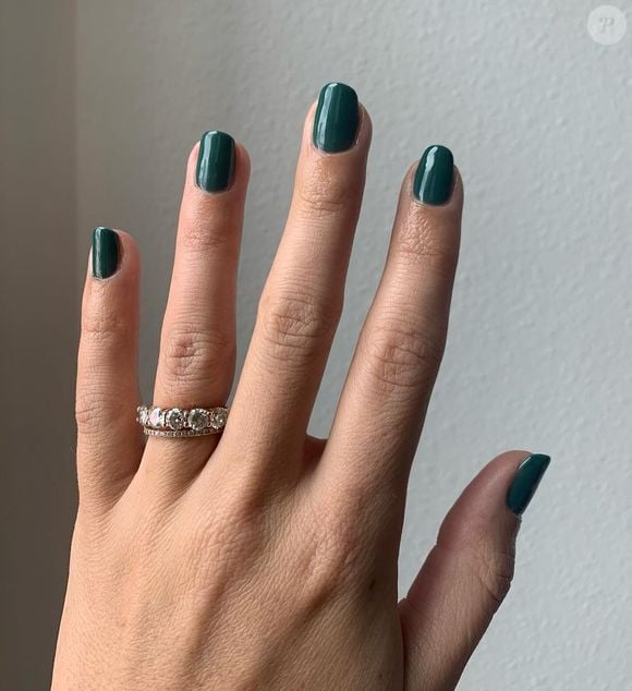 Unhas em tom verde-floresta são marcantes e sofisticadas