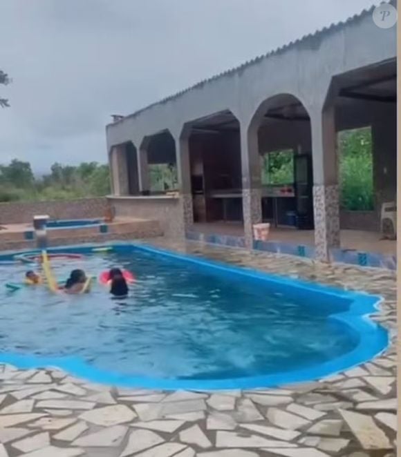 Web resgatou uma publicação do jornal Extra de janeiro mostrando a casa de Chaiany em Brasília, com direito a piscina