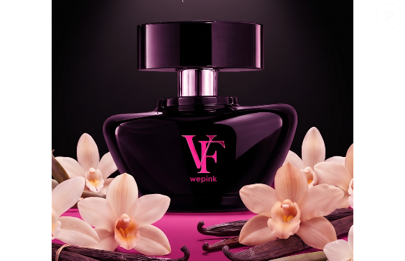 A Baunilha Absoluta Bourbon de Madagascar, a Baunilha Noir, a frésia, o jasmim e o cedro aparecem no corpo da fragrância VF