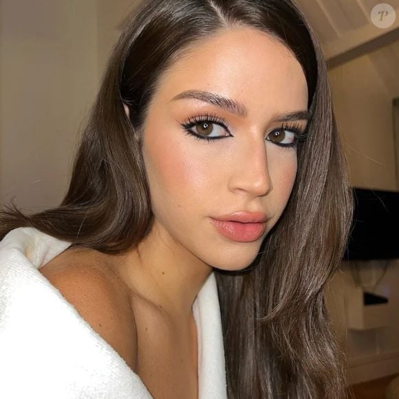 A influenciadora Lelê Burnier também aderiu o lápis de olho preto na linha d'água