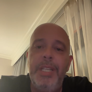 Alex Escobar passou por uma cirurgia bem-sucedida para retirar um tumor no timo após ser diagnosticado com miastenia, doença autoimune descoberta depois de um mal-estar durante a Copa do Mundo