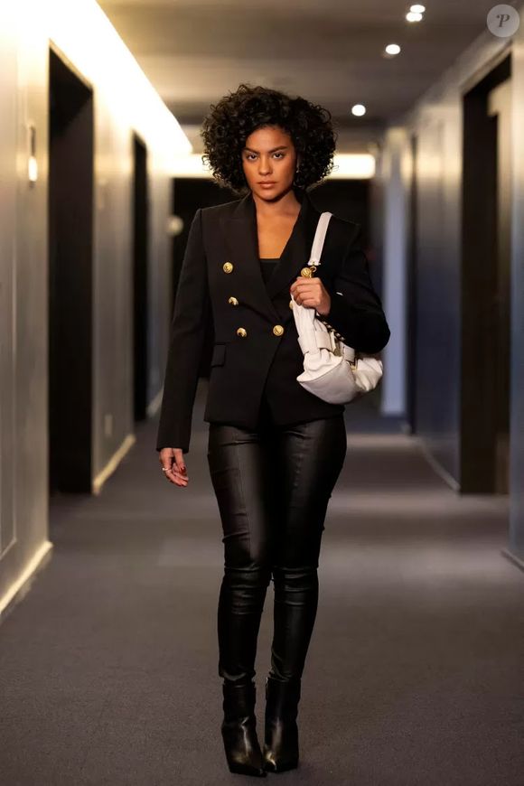 Maria de Fátima não só surgiu com o cabelo repaginado, como chegou desfilando um francês despojado e um look elegantérrimo