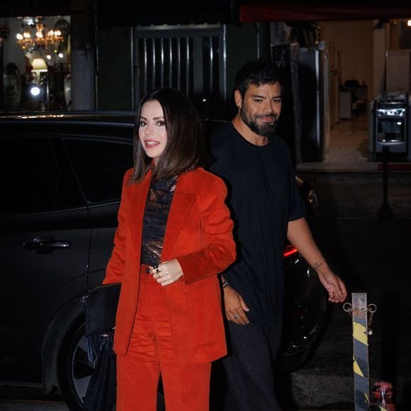 Sandy ainda carregou uma bolsa pequena de mão para compor o look