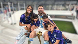 'Nós já temos tudo o que precisamos porque temos você': Messi faz aniversário de 39 anos e a esposa, Antonela Rocuzzo, abre álbum de fotos íntimas e revela lado coruja do jogador como pai