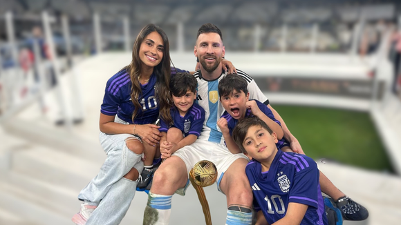'Nós já temos tudo o que precisamos porque temos você': Messi faz aniversário de 39 anos e a esposa, Antonela Rocuzzo, abre álbum de fotos íntimas e revela lado coruja do jogador como pai