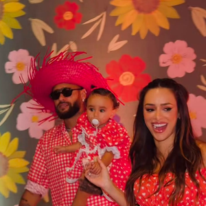 Neymar e Bruna Biancardi entraram no clima caipira com looks inspirados em festa junina durante o arraiá realizado no Guarujá