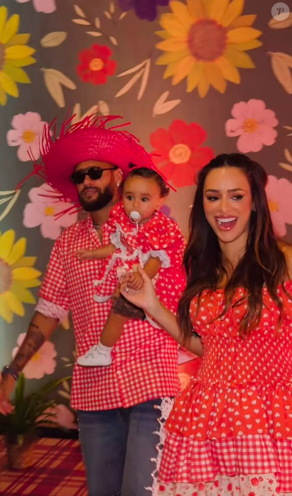 Neymar e Bruna Biancardi entraram no clima caipira com looks inspirados em festa junina durante o arraiá realizado no Guarujá