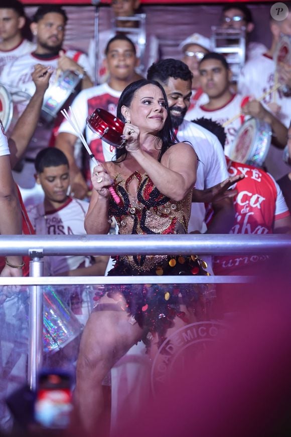 Viviane Araújo marcou presença na quadra do Salgueiro na madrugada deste domingo (11) e mostrou sua ligação com a escola. A agremiação prepara o desfile de 2027 com uma homenagem a Xica da Silva
