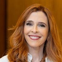 A jovialidade de Deborah Evelyn em 'Quem Ama Cuida' impressiona: aos 60 anos, atriz segue dieta integral com pão e ovo e tem truque na academia para não perder massa