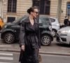 Originalmente associada aos looks esportivos dos anos 1980 e 1990, ela reaparece em 2025 como protagonista de produções modernas, urbanas e cheias de atitude