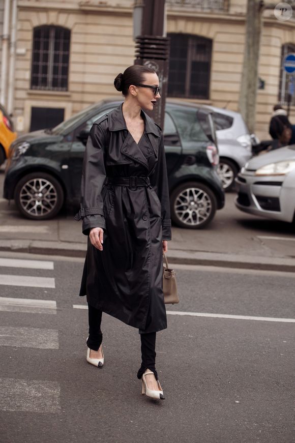 Originalmente associada aos looks esportivos dos anos 1980 e 1990, ela reaparece em 2025 como protagonista de produções modernas, urbanas e cheias de atitude