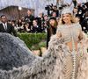 ELA VOLTOU! Beyoncé no Met Gala 2026: após 10 anos longe da escadaria do Metropolitan Museum of Art, a artista retorna na edição com o tema 'Costume Art' em um look belíssimo de esqueleto, todo cravejado.