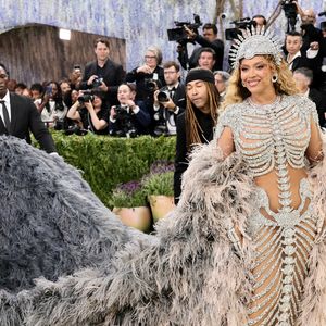 ELA VOLTOU! Beyoncé no Met Gala 2026: após 10 anos longe da escadaria do Metropolitan Museum of Art, a artista retorna na edição com o tema 'Costume Art' em um look belíssimo de esqueleto, todo cravejado.