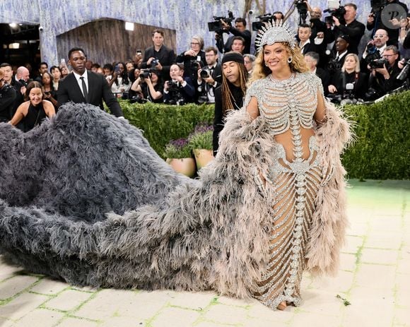 ELA VOLTOU! Beyoncé no Met Gala 2026: após 10 anos longe da escadaria do Metropolitan Museum of Art, a artista retorna na edição com o tema 'Costume Art' em um look belíssimo de esqueleto, todo cravejado.