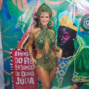 Além da ousadia, Paolla Oliveira também impressionou com as aplicações de cristais ao longo de todo seu look