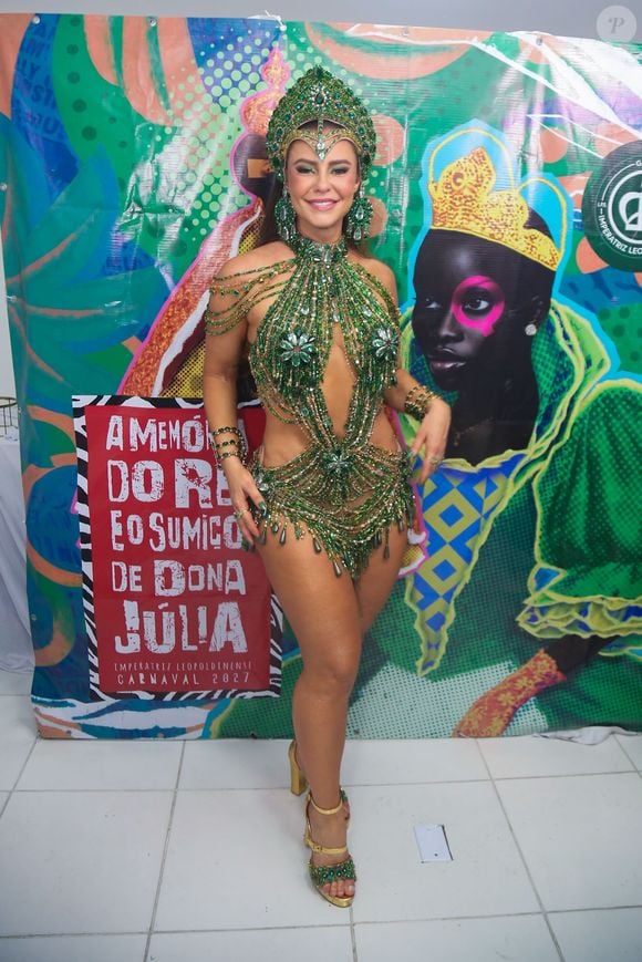 Além da ousadia, Paolla Oliveira também impressionou com as aplicações de cristais ao longo de todo seu look