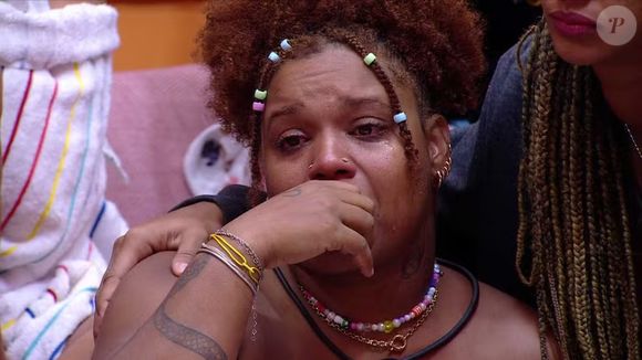 Camilla chora após comentários de brothers sobre sua função na casa