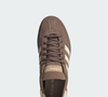 Com toque macio, palmilha OrthoLite® e design clássico, o Handball Spezial mostra que é possível unir elegância e praticidade em um único tênis, ideal para acompanhar os looks mais estilosos do outono