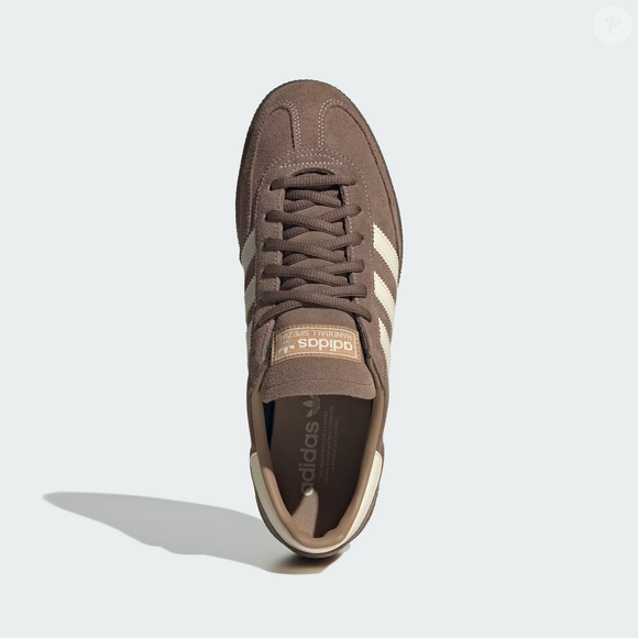 Com toque macio, palmilha OrthoLite® e design clássico, o Handball Spezial mostra que é possível unir elegância e praticidade em um único tênis, ideal para acompanhar os looks mais estilosos do outono