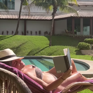 Na última terça-feira (17), Gloria Pires compartilhou um vídeo relaxando na piscina e lendo um livro