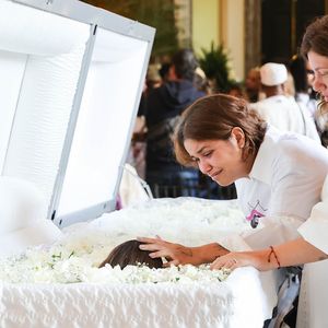 Ju de Paulla fez carinho no corpo de Preta Gil