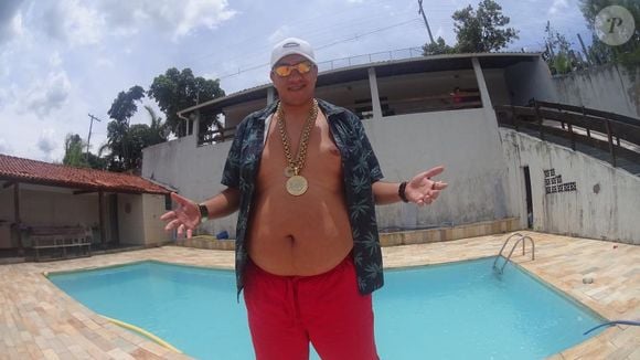 MC Binn costumava tirar fotos sem camiseta e estrelar clipes desta forma