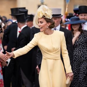 Kate Middleton está pronta para ser Rainha - Princesa de Gales rouba cena com look chamativo durante evento no Palácio de Buckingham.