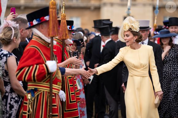Kate Middleton está pronta para ser Rainha - Princesa de Gales rouba cena com look chamativo durante evento no Palácio de Buckingham.